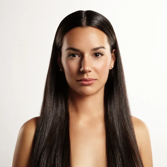 symmetric-portrait-beauty-woman-with-stright-hair-studio